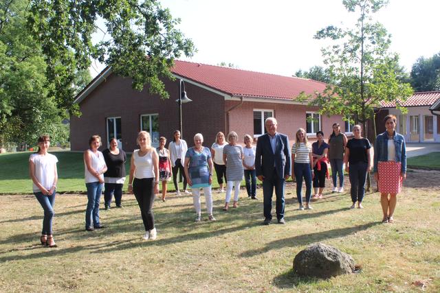 Bürgermeister Rolf Suhr mit dem Kita-Team