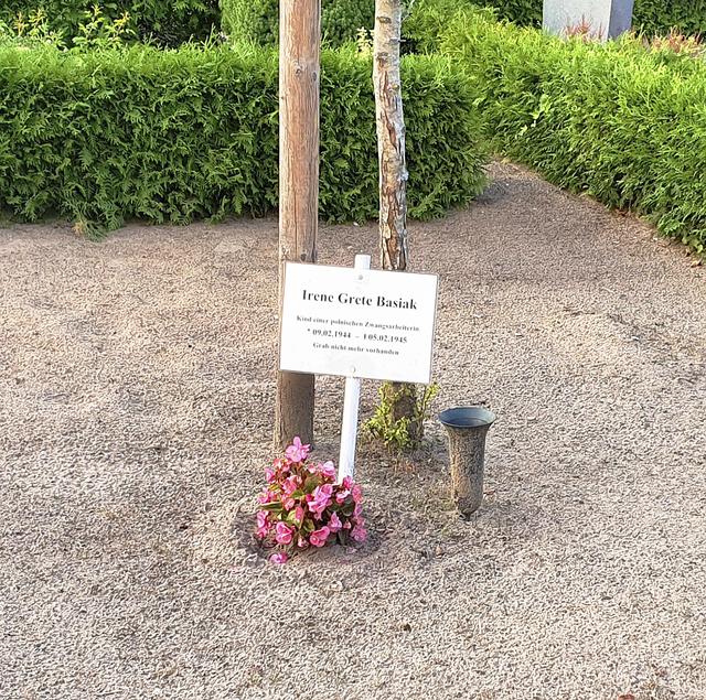 Auf dem Friedhof in Essel erinnert zurzeit nur eine provisorisches Schild an die Tochter einer Zwangsarbeiterin | Foto: Bülau