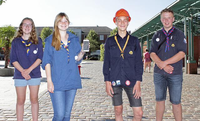 Lea, Johanne, Lasse und Hendrik sind für die Durchführung der modernen Schnitzeljagd zuständig | Foto: jab