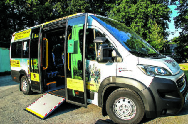 Bitte einsteigen! Der Bürgerbus verfügt über eine behindertengerechte Rampe für Rollstuhlfahrer