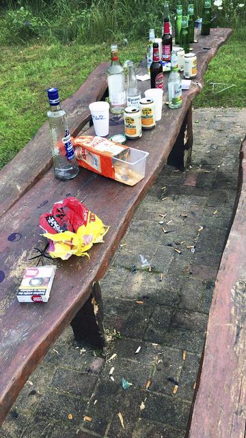 Reihenweise leere Flaschen und unzählige Zigarettenkippen auf dem Boden