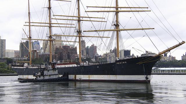 Im Hafen von New York lag die Viermastbark fast vier Jahrzehnte und verkam zusehends
