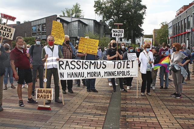 Die Gruppe "Omas gegen rechts" stand morgens auf dem Buchholzer Wochenmarkt und beteiligte sich nachmittags an der Demonstration "Buchholz bleibt bunt"