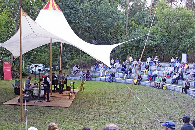 In der Salzhäuser Waldbühne: Corona-bedingt konnten nur gut 100 Besucher hineinkommen  Fotos: ce