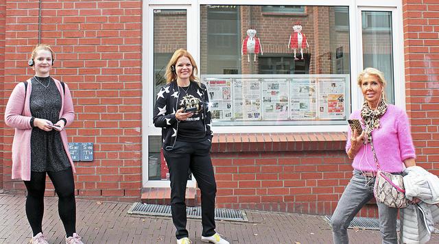 Mia Lange (v.li.), Silvia Stolz und Waltraud Hoins gehörten zu den ersten, die den "Alien Walk" ausprobieren durften | Foto: jab
