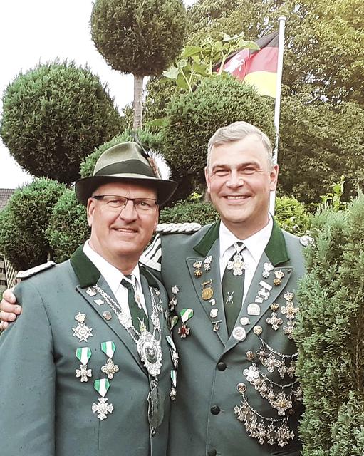 Ein gutes Team: Schützenkönig Matthias Schilling (li.) und 
Präsident Heiko Heinrich    | Foto: SV Ladekop