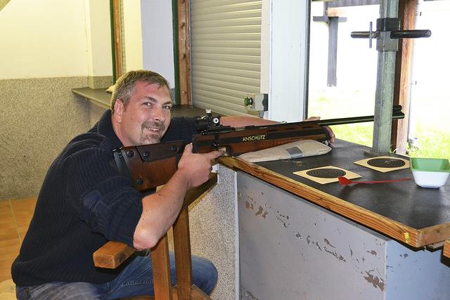 André Sitan beim Training im Schießstand