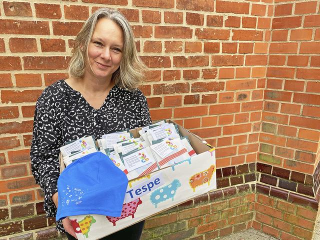 Mit Geschenken für die Schulstarter: Pastorin Andrée Möhl von der Gesamtkirchengemeinde Elbmarsch