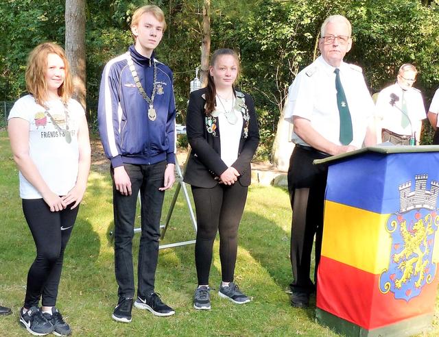 Das Schützenkorps hat eine aktive Jugendabteilung. Im vergangenen Jahr proklamierte Kommandeur Anton Zeyn (v. re.) Juniorenkönigin Odine Vainauskas, Jugendkönig Mark von Appen und Schülerkönigin Kira Kurock Fotos: Schützenkorps Winsen