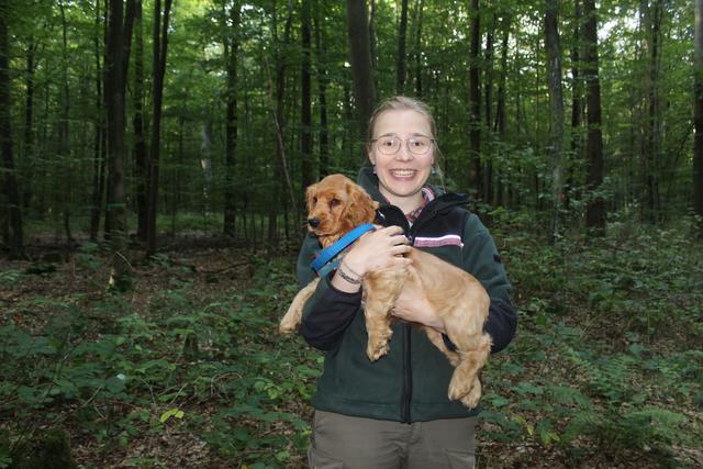 Leandra Sommer, mit ihrem 13 Wochen alten Cocker Spaniel Fjella, ist als Revierförsterin auch für den Friedwald im Neukloster Forst verantwortlich