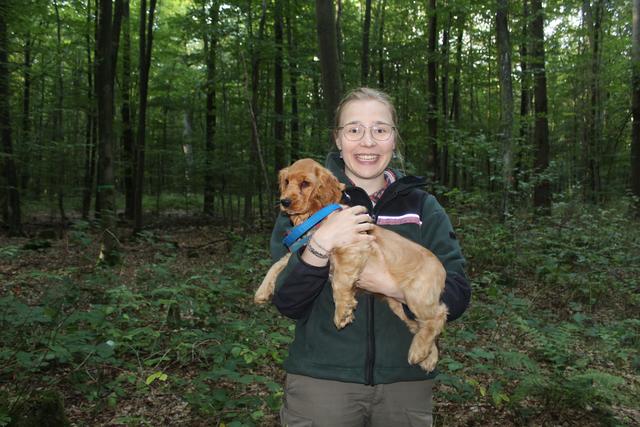 Leandra Sommer, mit ihrem 13 Wochen alten Cocker Spaniel Fjella, ist als Revierförsterin auch für den Friedwald im Neukloster Forst verantwortlich | Foto: tk