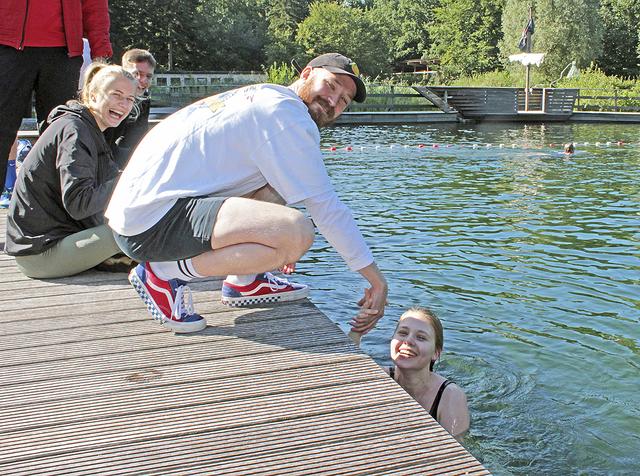 Der Nächste, bitte: Finn Höft und Tessa Ann Saggau beim Abklatschen | Foto: jab