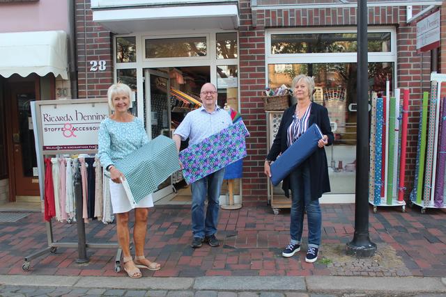 Margit Hoffmann von der Buxtehuder Nähschule (li.) sowie Jens Cappel und Susanne Rieckhoff von Ricarda Henning & Accessoires