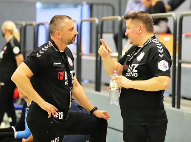 Die Luchse-Trainer Dubravko Prelcec (li.) und Matthias Steinkamp beraten sich in der Halbzeitpause | Foto: cc