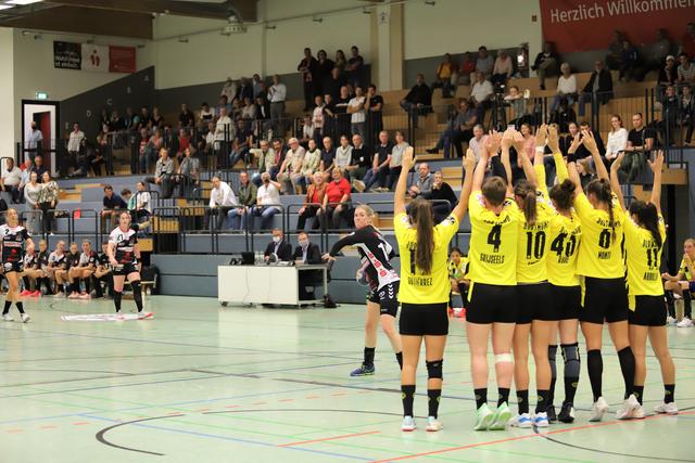 Der Freiwurf kurz vor der Pause von Kim Berndt (am Ball) verfehlte das gegnerische Gehäuse | Foto: cc