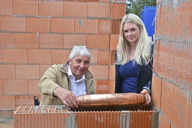 Legten den Grundstein: Bürgermeister Uwe Arndt zusammen mit Kita-Leiterin Michaela Reincke mit der Zeitkapsel