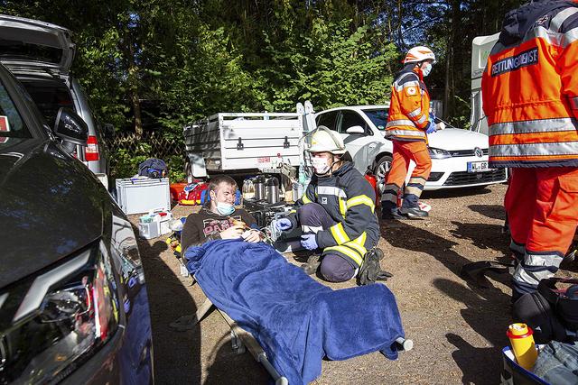 Die Rettungskräfte mussten die "Verletzten" versorgen