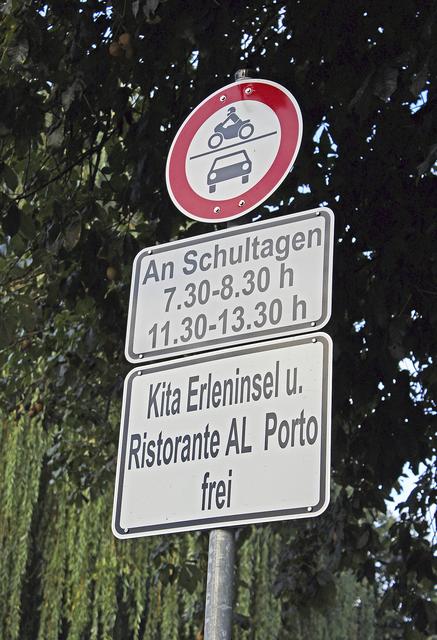 Schilder weisen auf die neue Regelung hin