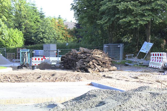 Noch wurden nicht alle Bahnschwellen abtransportiert