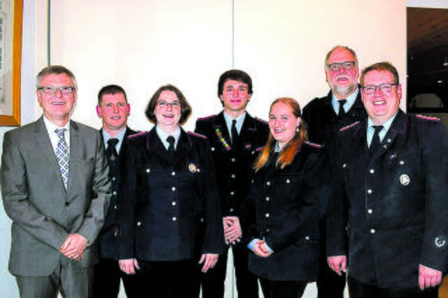 Zuletzt besuchte Samtgemeinde-Bürgermeister Olaf Muus (v. li) die Kameraden der Freiwilligen Feuerwehr Quarrendorf: Ortsbrandmeister Martin Heuer, Tanja Herbstreit, Jan-Ole Beecken, Gesine Kirscht, Abschnittsleiter Sven Wolkau und Gemeindebrandmeister Arne Behrens