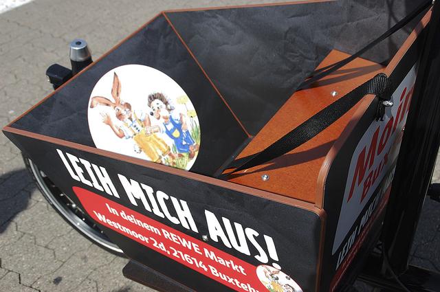 Sogar zwei Kinder können mit dem ausleihbaren Lastenrad transportiert werden, das innen mit einem Buxtehuder Logo verziert wurde