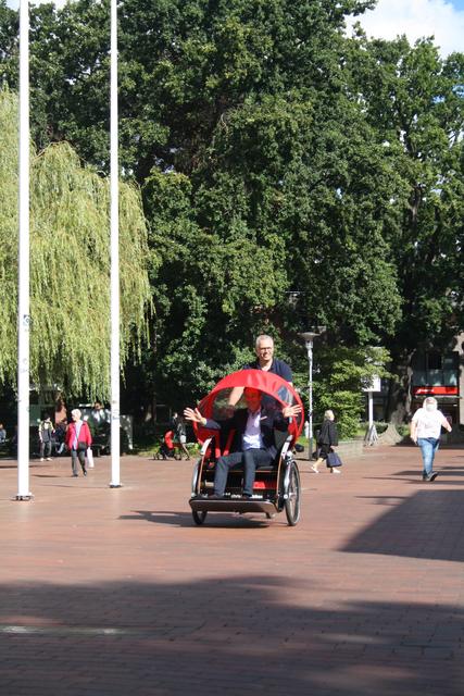Peter Eckhoff fuhr Reinhard Lackner eine kleine Runde durch die Buchholzer Innenstadt