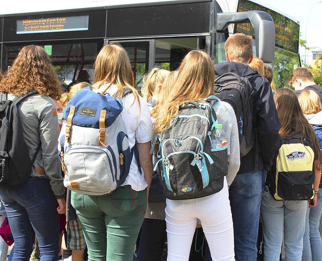 Alle wollen nach Hause - und in den Schulbussen wird es eng