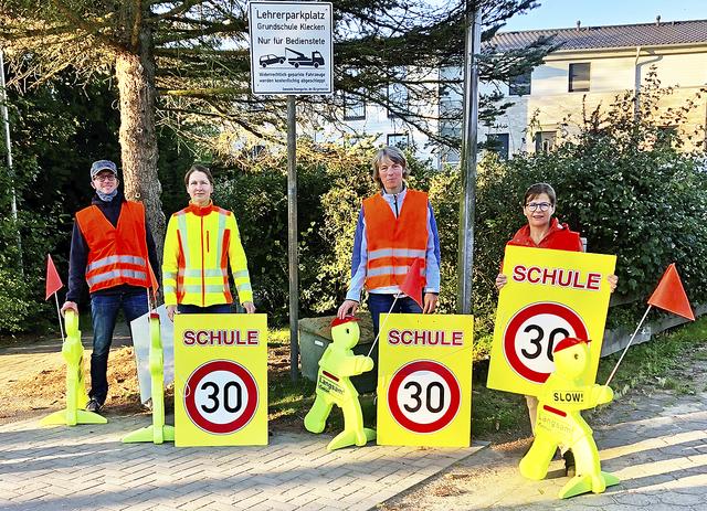 Weisen Autofahrer auf die Schulanfänger hin (v. li.): Frank Zschage, Inga Patzwald, Birgit Lütjens und Anke Grabe