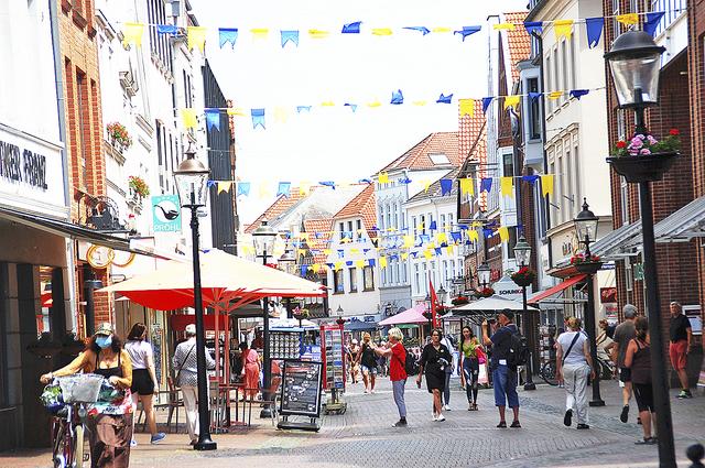 In der Fußgängerzone von Buxtehude befindet sich ein Geschäft neben dem anderen  Foto: archiv/sla