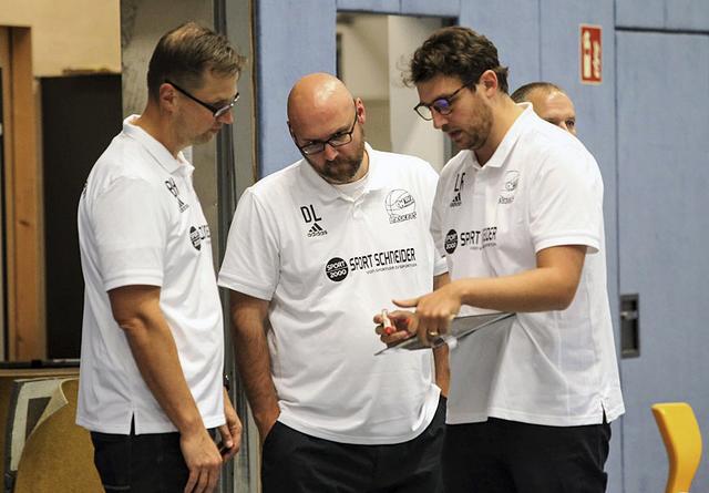 Das Winsener Trainer-Trio feilt noch an seiner Taktik mit Björn Helmer (v.l.), Daniel Liebetanz und Dr. Lutz Rütter