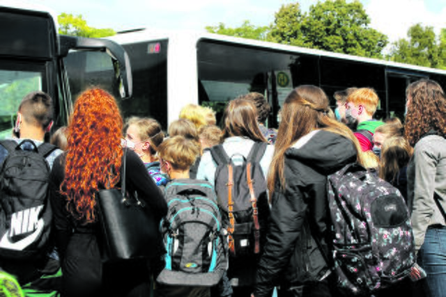 Reicht der Mund- und Nasenschutz aus? Vor und in den Schul-bussen sind die Corona-Abstandsregeln nicht einzuhalten | Foto: sb