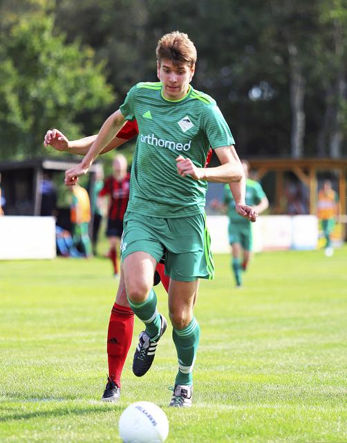 Zweifacher Torschütze beim 4:1- des VfL Jesteburg gegen Roddau war Tobias Werner (am Ball) | Foto: cc