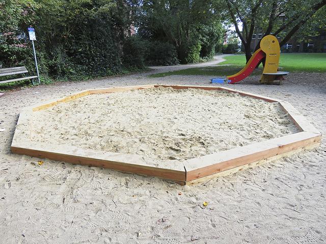 Der Sandkasten im Rathauspark erhielt eine 
neue Holzeinfassung | Foto: Axel-Holger Haase