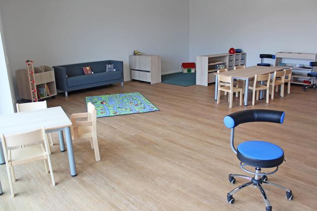 Ein Gruppenraum für die Elementarkinder, wobei zu jeder Gruppe noch ein Nebenraum und ein eigenes Badezimmer gehören. Außerdem hat jeder Raum einen eigenen Zugang zum Außenbereich