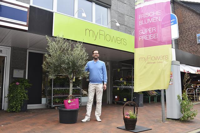 Bernhard Unger, Inhaber von "myFlowers", lädt zur großen Jubiläums-Tombola ein. Hauptpreis ist dieser Olivenbaum. Der Erlös geht an die KinderKrebsInitiative Buchholz (KKI) | Foto: Axel-Holger Haase