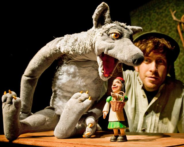 Puppenspieler Daniel Wagner erzählt am 20. September für Kinder ab vier Jahren die unglaubliche Geschichte vom Rotkäppchen