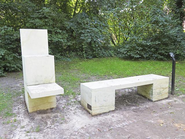 Frisch gereinigt erstrahlt das Kunstwerk
von Timm Ulrichs wieder