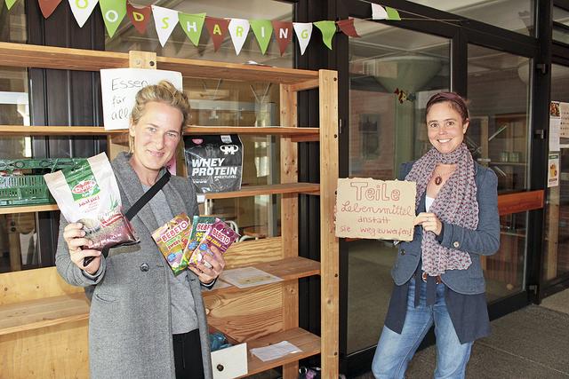 Dorothée Füller (re.) und Johanna Hemp setzen sich bei Foodsharing Stade gegen die Lebensmittelverschwendung ein