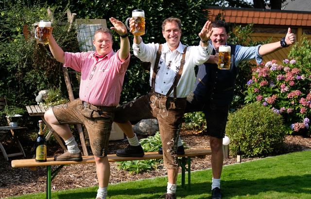 Björn Quelle (li.) aus Bargstedt und seine Freunde haben gewonnen! Und sie haben auch das originelle Foto mit den "O' zapft is!"-Waden von eingesendet - Danke dafür! | Foto: privat