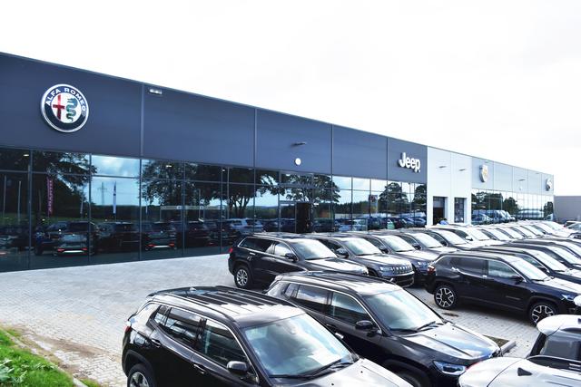 Das neue Autohaus Wehner von der B3 aus gesehen. Stets 
 stehen rund 500 Fahrzeuge für die Kunden bereit | Foto: Axel-Holger Haase