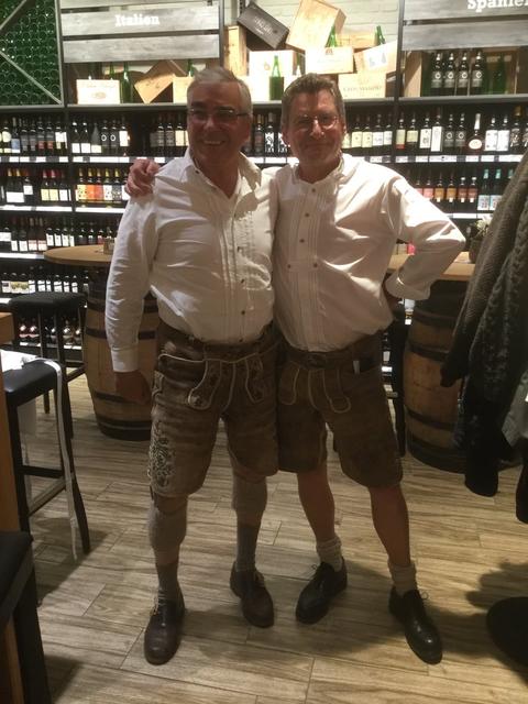 So sehen Gewinner aus: Uwe Kugel (re.) aus Buchholz mit Kumpel Peter Stoczek | Foto: privat