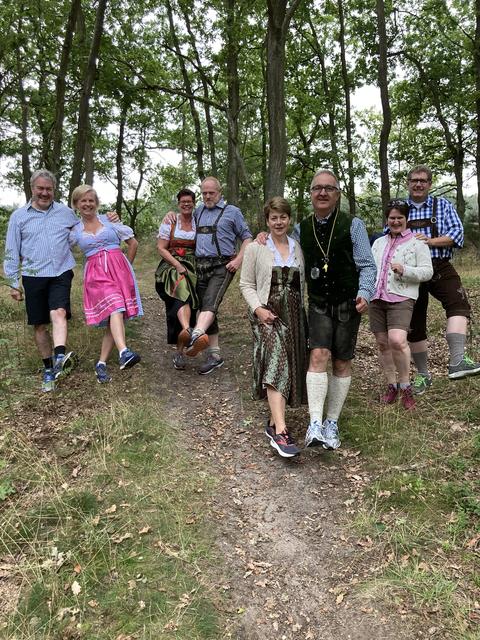 Freuen sich, gewonnen zu haben: Ingolf Böhme (3. v. re.) und die Laufgruppe Neu Wulmstorf | Foto: privat