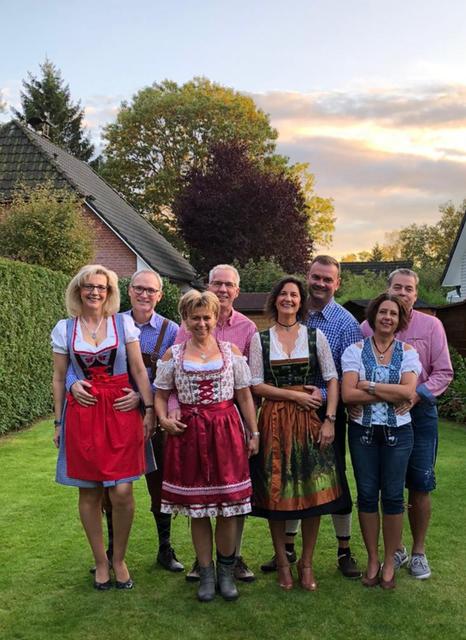Hat gewonnen: Maike Häcker (3. v. li.) aus Holm-Seppensen mit befreundeten Ehepaaren | Foto: privat