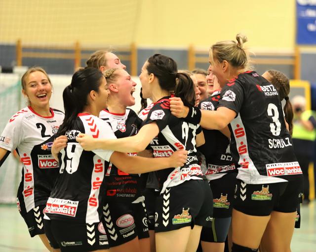 Jubeltraube in der Mitte der Halle nach dem phantastischen 24-20-Heimsieg gegen Bad Wildungen | Foto: cc