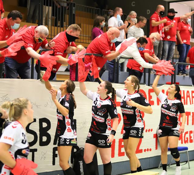 Nach dem Spiel haben die "Luchse" coronagerecht mit großen Handschuhen mit den Fans auf der Tribüne abgeklatscht | Foto: cc