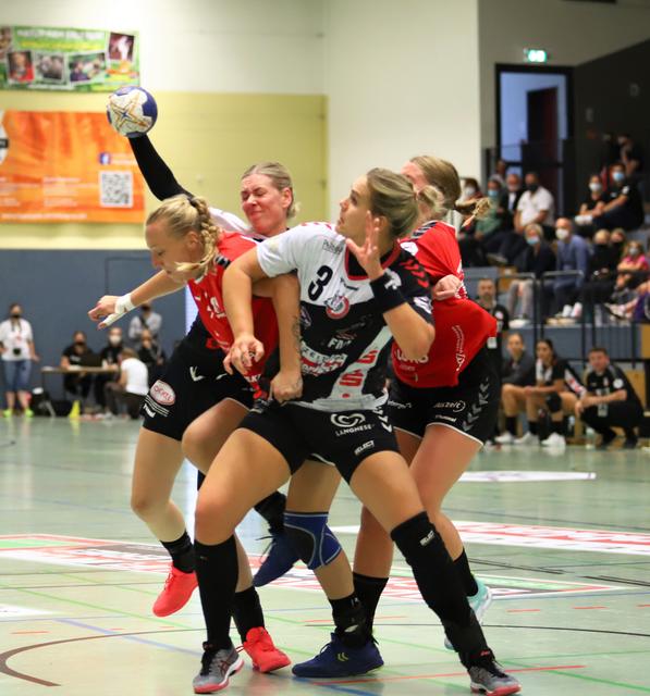 Kein Durchkommen für Kim Berndt (am Ball) | Foto: cc