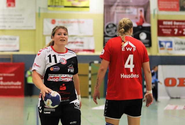 Sarah Lamp (li.) auf dem Weg zum Siebenmeterpunkt | Foto: cc