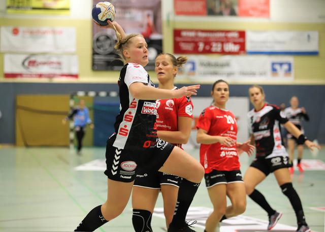 Julia Herbst (am Ball) brachte mit ihrem ersten von insgesamt vier Trefffern die "Luchse" mit 1:0 in Führung | Foto: cc