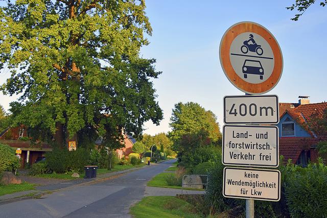 Der schmale Wittenberger Weg bildet die Zufahrt zum
Feuerwehrhaus in Woxdorf.