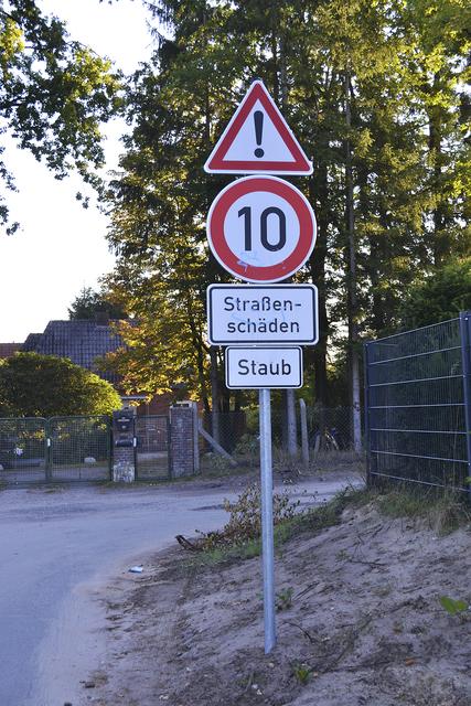 Damit es nicht so staubt, war die Geschwindigkeit bereits vor Monaten auf zehn km/h reduziert worden
